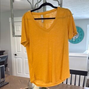 Athleta breezy scoop v tee